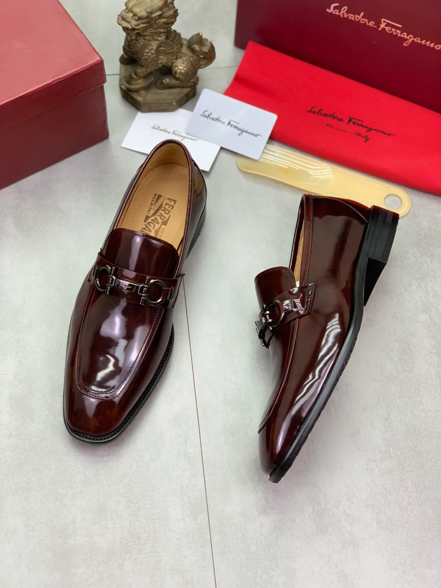 Men's men's shoes💰P460💰[New model]🆘 Water-dyed cow lining [Ferragamo] Ferragamo's latest men's over-the-foot business leather shoes🇨🇳Official website original 1:1 molding💯The first layer is made of Italian imported calfskin➕Luxurious genuine cowhide lining, soft and comfortable🌴High-end atmosphere, the first choice for high-grade men🍍38-45 Black Brown🉑️Select